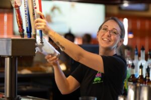 Bartender pouring a beer at Geckos SR 64 in Bradenton