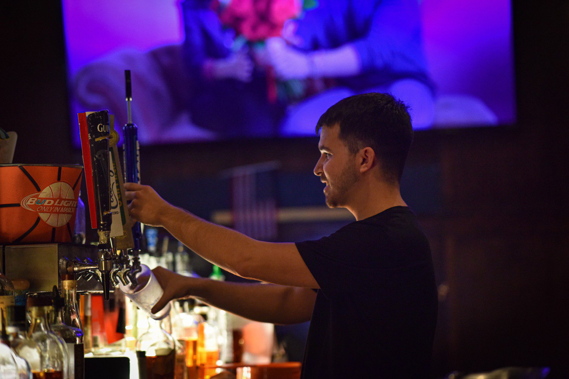 Bartender pouring a beer at Gecko's Grill & Pub SR 70